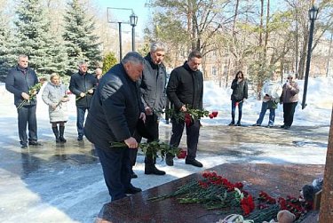 Оренбуржцы несут цветы к стеле «Ангел Мира»